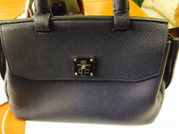 Cận cảnh tên trộm tài sản trong cabin xe ô tô Mazda 3 của một phụ nữ