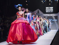 Trò cưng của NTK nổi tiếng Cory Trần thành công với BST đầu tay 