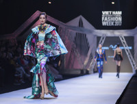 Trò cưng của NTK nổi tiếng Cory Trần thành công với BST đầu tay 