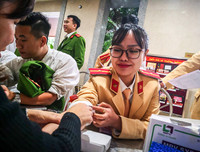 [ẢNH] Ấn tượng mạnh với hình ảnh nữ Công an Thủ đô hiến máu cứu người