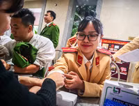 [ẢNH] Ấn tượng mạnh với hình ảnh nữ Công an Thủ đô hiến máu cứu người