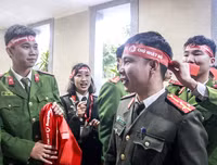 [ẢNH] Ấn tượng mạnh với hình ảnh nữ Công an Thủ đô hiến máu cứu người