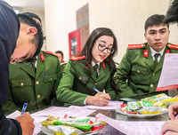 [ẢNH] Ấn tượng mạnh với hình ảnh nữ Công an Thủ đô hiến máu cứu người