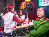 [ẢNH] Ấn tượng mạnh với hình ảnh nữ Công an Thủ đô hiến máu cứu người