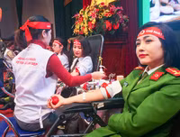 [ẢNH] Ấn tượng mạnh với hình ảnh nữ Công an Thủ đô hiến máu cứu người