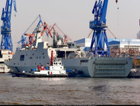 [ẢNH] Tàu đổ bộ Type 075 Trung Quốc vẫn ngổn ngang sau 4 tháng hạ thủy