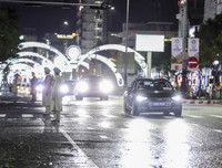 Cảnh sát phân luồng xe APEC dưới mưa