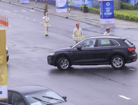 Cảnh sát phân luồng xe APEC dưới mưa