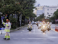 Cảnh sát phân luồng xe APEC dưới mưa