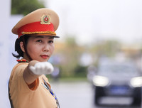 Cảnh sát phân luồng xe APEC dưới mưa