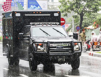 Cảnh sát phân luồng xe APEC dưới mưa