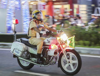 Cảnh sát phân luồng xe APEC dưới mưa