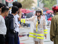 Cảnh sát phân luồng xe APEC dưới mưa