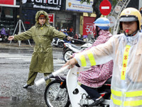 Cảnh sát phân luồng xe APEC dưới mưa