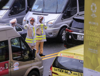 Cảnh sát phân luồng xe APEC dưới mưa