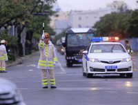 Cảnh sát phân luồng xe APEC dưới mưa