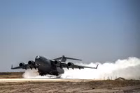 [ẢNH] Máy bay vận tải khổng lồ C-17 đưa quân nhân Việt Nam đi làm nhiệm vụ ở Nam Sudan