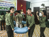 Sẻ chia yêu thương với trẻ em kém may mắn