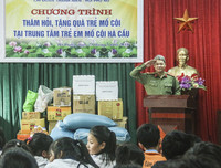 Sẻ chia yêu thương với trẻ em kém may mắn