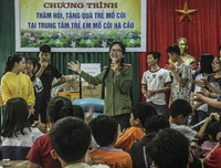 Sẻ chia yêu thương với trẻ em kém may mắn