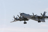 [ẢNH] Biên đội 7 chiếc Tu-142 Nga xuất kích trả đũa sau khi bị F-22 Mỹ áp sát