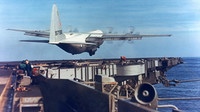 Không thể tin vào mắt khi xem vận tải cơ C-130 hạ cánh trên tàu sân bay