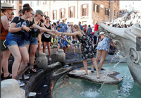 [ẢNH] Không riêng gì Việt Nam, các nước châu Âu cũng khô quắt với nắng nóng hè này