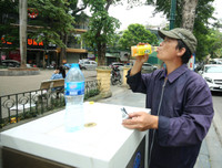 Thích thú với trụ nước sạch uống liền miễn phí ở Hà Nội