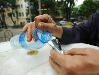 Thích thú với trụ nước sạch uống liền miễn phí ở Hà Nội