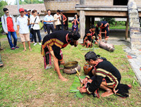 Đặc sắc lễ lên nhà Rông ở Hà Nội