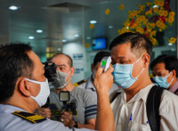 [ẢNH] Không đeo khẩu trang có thể bị phạt 300.000 đồng, trốn cách ly có thể xỷ lý hình sự