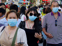 [ẢNH] Không đeo khẩu trang có thể bị phạt 300.000 đồng, trốn cách ly có thể xỷ lý hình sự