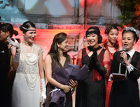 Ngô Phương Lan lần đầu diễn catwalk, Á hậu Hoàng Anh bế bụng bầu đi xem thời trang