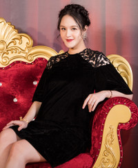 Ngô Phương Lan lần đầu diễn catwalk, Á hậu Hoàng Anh bế bụng bầu đi xem thời trang