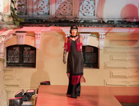 Ngô Phương Lan lần đầu diễn catwalk, Á hậu Hoàng Anh bế bụng bầu đi xem thời trang