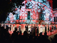 Ngô Phương Lan lần đầu diễn catwalk, Á hậu Hoàng Anh bế bụng bầu đi xem thời trang