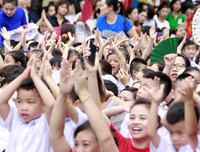 [ẢNH] Học sinh và phụ huynh Hà Nội rạng ngời đi bộ kêu gọi đội mũ bảo hiểm cho trẻ em