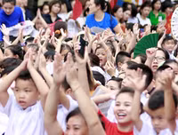 [ẢNH] Học sinh và phụ huynh Hà Nội rạng ngời đi bộ kêu gọi đội mũ bảo hiểm cho trẻ em