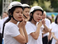 [ẢNH] Học sinh và phụ huynh Hà Nội rạng ngời đi bộ kêu gọi đội mũ bảo hiểm cho trẻ em
