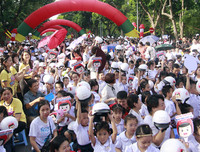 [ẢNH] Học sinh và phụ huynh Hà Nội rạng ngời đi bộ kêu gọi đội mũ bảo hiểm cho trẻ em