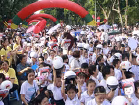 [ẢNH] Học sinh và phụ huynh Hà Nội rạng ngời đi bộ kêu gọi đội mũ bảo hiểm cho trẻ em