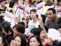 [ẢNH] Học sinh và phụ huynh Hà Nội rạng ngời đi bộ kêu gọi đội mũ bảo hiểm cho trẻ em