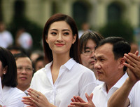 [ẢNH] Học sinh và phụ huynh Hà Nội rạng ngời đi bộ kêu gọi đội mũ bảo hiểm cho trẻ em