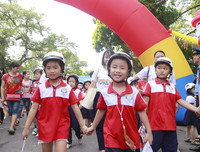 [ẢNH] Học sinh và phụ huynh Hà Nội rạng ngời đi bộ kêu gọi đội mũ bảo hiểm cho trẻ em