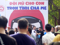 [ẢNH] Học sinh và phụ huynh Hà Nội rạng ngời đi bộ kêu gọi đội mũ bảo hiểm cho trẻ em