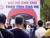 [ẢNH] Học sinh và phụ huynh Hà Nội rạng ngời đi bộ kêu gọi đội mũ bảo hiểm cho trẻ em