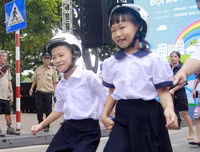 [ẢNH] Học sinh và phụ huynh Hà Nội rạng ngời đi bộ kêu gọi đội mũ bảo hiểm cho trẻ em