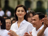 [ẢNH] Học sinh và phụ huynh Hà Nội rạng ngời đi bộ kêu gọi đội mũ bảo hiểm cho trẻ em