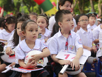 [ẢNH] Học sinh và phụ huynh Hà Nội rạng ngời đi bộ kêu gọi đội mũ bảo hiểm cho trẻ em