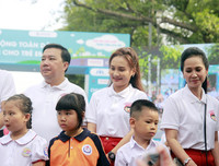 [ẢNH] Học sinh và phụ huynh Hà Nội rạng ngời đi bộ kêu gọi đội mũ bảo hiểm cho trẻ em